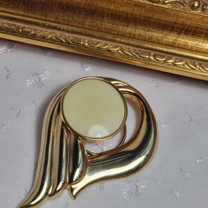 Vintage Jeri-Lou Gold and Cream Decorative Scarf Clip